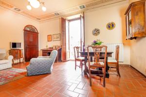 MontisiBorgo La Grancia的客厅配有桌椅