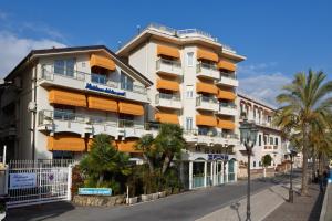 圣雷莫迪都耶波尔帝住宅酒店的街道上一座带橙色阳台的大型建筑