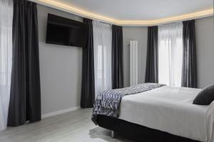 马德里马德里奥威奈特旅馆的一间卧室配有一张床和一台平面电视