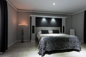 马德里马德里奥威奈特旅馆的一间卧室配有一张大床和黑色床头板
