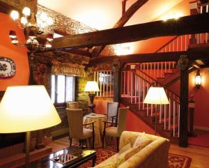 拉卡里达埃克斯库斯托之家乡村旅馆的带沙发和楼梯的客厅