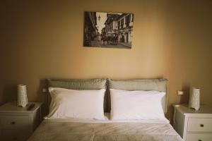 圣塞韦罗B&B Porta San Marco的一间卧室配有一张带两个白色枕头的床