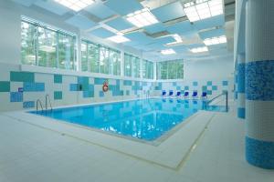 拉塔朱拉塔贝斯特韦斯特酒店的一座铺有蓝色和白色瓷砖的大型游泳池