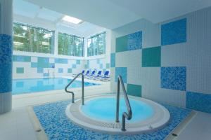 拉塔朱拉塔贝斯特韦斯特酒店的蓝色和白色的浴室配有浴缸