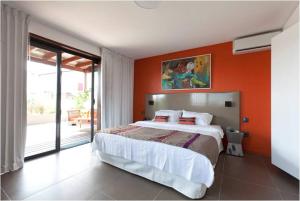 卡宴Hotel Ker Alberte的一间卧室配有一张带橙色墙壁的大床