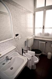 皮内罗洛雷吉纳酒店的白色的浴室设有水槽和卫生间。