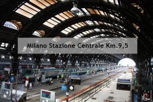 奇尼塞洛巴尔萨莫HQ Aparthotel Milano Inn - Smart Suites的大型火车站,设有大型天花板