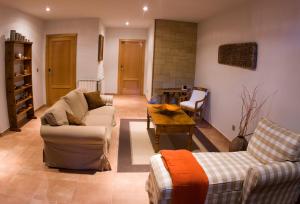 宏达瑞比亚伊赫拉尔德乡村旅馆的客厅配有两张沙发和一张桌子