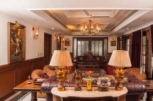 新德里33号别墅住宿加早餐旅馆的客厅配有沙发和两盏台灯。