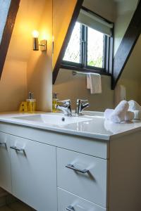 基督城柯莱特汽车旅馆住宿的一间带白色水槽和窗户的浴室