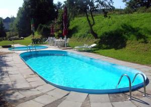 Bouzov瓦拉斯库夫格伦特酒店的庭院里的一个蓝色海水大型游泳池