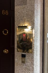 波尔图波尔图M私宅酒店的门上的标牌,上面写着字母