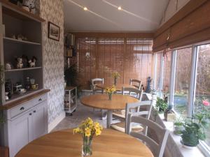 诺里奇Copperfields Guest House的厨房以及带桌椅的用餐室。