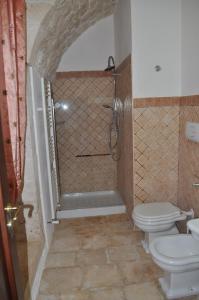 普蒂尼亚诺Masseria Costanza的带淋浴和卫生间的浴室