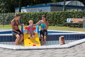 图贝尔亨Recreatiepark Kaps的一群妇女在游泳池玩耍