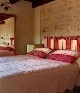Mondaino特纳塔圣阿伯林度假屋的一间卧室配有一张大床和镜子