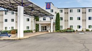 罗斯堡Motel 6-Roseburg, OR的前面有停车位的大楼