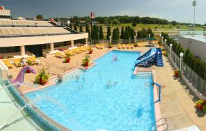 威斯康星戴尔大侯爵水上乐园套房酒店的一座大型游泳池,里面的人