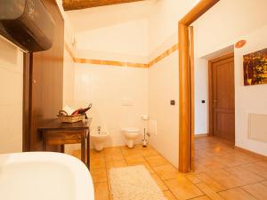 Farigliano拉堪迪纳农场酒店的客房内设有带卫生间和盥洗盆的浴室
