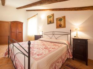 Farigliano拉堪迪纳农场酒店的卧室配有一张床
