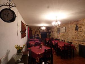 La Posada de Pedrazales餐厅或其他用餐的地方