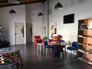Cañaveral卡纳维拉尔旅舍的一间设有桌椅的等候室