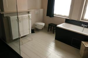 伊普尔伊博利23号度假屋的带浴缸、卫生间和盥洗盆的浴室