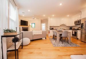 Stylish 2br W Full Kitchen, Laundry & Cen Air