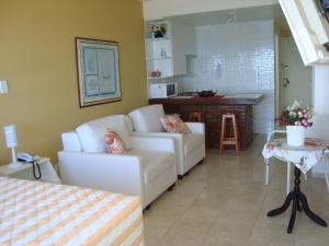 萨尔瓦多Farol Barra Flat 202的客厅配有沙发和桌子