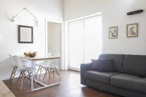 摩德纳迪-坎皮格里奥Dolomiti di Brenta House的客厅配有沙发和桌子