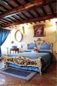 Arcevia伊尔天堂德尔重乡村民宿的一间卧室配有一张特大号床。