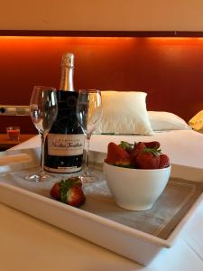 拉洪克拉拉洪奎拉酒店的托盘,内含一瓶葡萄酒和一碗草莓