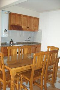 门多萨木拉斯公寓酒店的厨房配有木桌和木椅