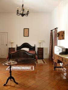 波塔莱格雷Solar das Avencas的客厅配有床和桌子