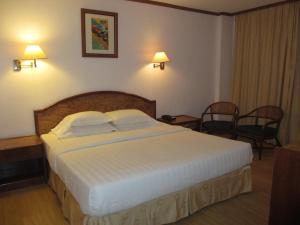 山打根三贝酒店的一间位于酒店客房内的带大床的卧室