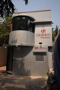 孟买黄金酒店的一座带车库的建筑,带有cgi花园技术标志
