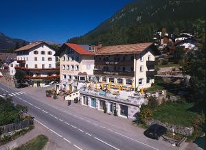 雷西亚Hotel Am Reschensee的享有小镇空中和高山美景