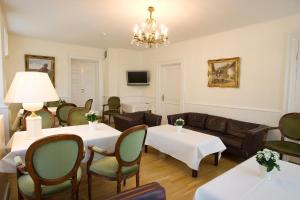 凯特明讷托蒙斯酒店的客厅配有两张桌子和一张沙发