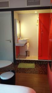 圣布里厄圣布里厄火车站中心宜必思尚品酒店的一间带水槽和红色门的浴室