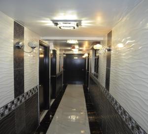 香港Skylark Hostel的一间设有黑色门的酒店走廊