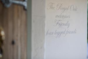 AnstyThe Royal Oak的门上的标志,上面写着王室橡木,前四位租借的朋友欢迎