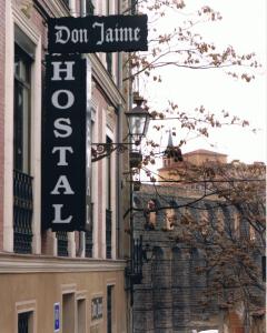塞哥维亚Hostal Don Jaime I y II的大楼一侧餐厅标志