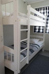 基尔匹斯扎我维哈亭马酒店的配有2张白色双层床的宿舍间