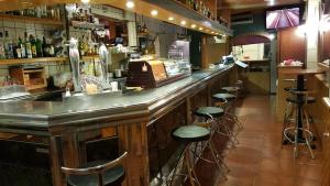 维拉弗兰卡宾纳戴斯阿维尼达旅馆的餐馆里一排凳子的酒吧