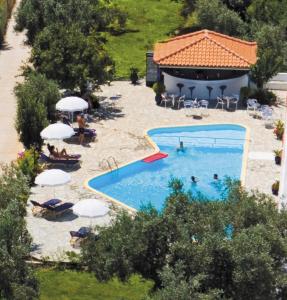 斯塔菲罗斯阿蒂米斯简易别墅的游泳池的顶部景色,里面的人