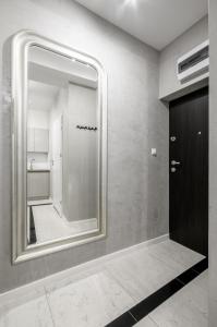 华沙Apartament Centrum Żurawia的一间带大镜子和门的浴室