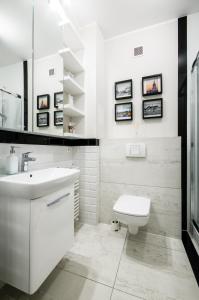 华沙Apartament Centrum Żurawia的白色的浴室设有水槽和卫生间。