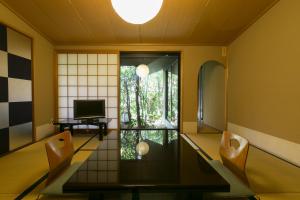 京都祗园吉酒店的配有冰箱和桌椅的客房