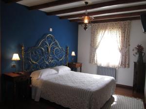 Chan de VilarA Lareira的一间卧室设有一张床和蓝色的墙壁