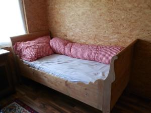 Montlingen斯特玛堡恩霍夫厄尔尼斯农家乐的一张位于房间的床,上面有两个枕头